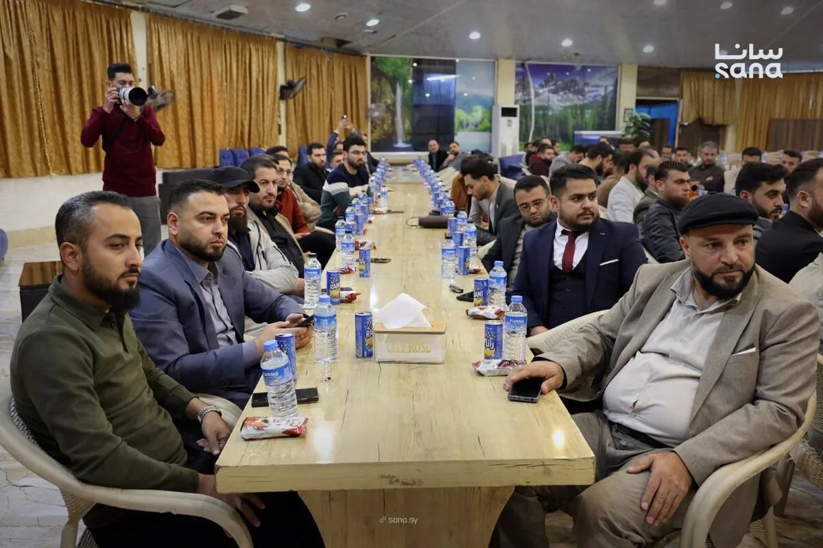 إدلب تحتفي بذكرى التحرير: جلسة حوارية بين الإعلاميين ومديريتي الإعلام والشؤون السياسية