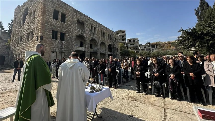 بعد 14 عامًا من النزوح: قداس تاريخي يعيد الحياة إلى قرية الغسانية في إدلب