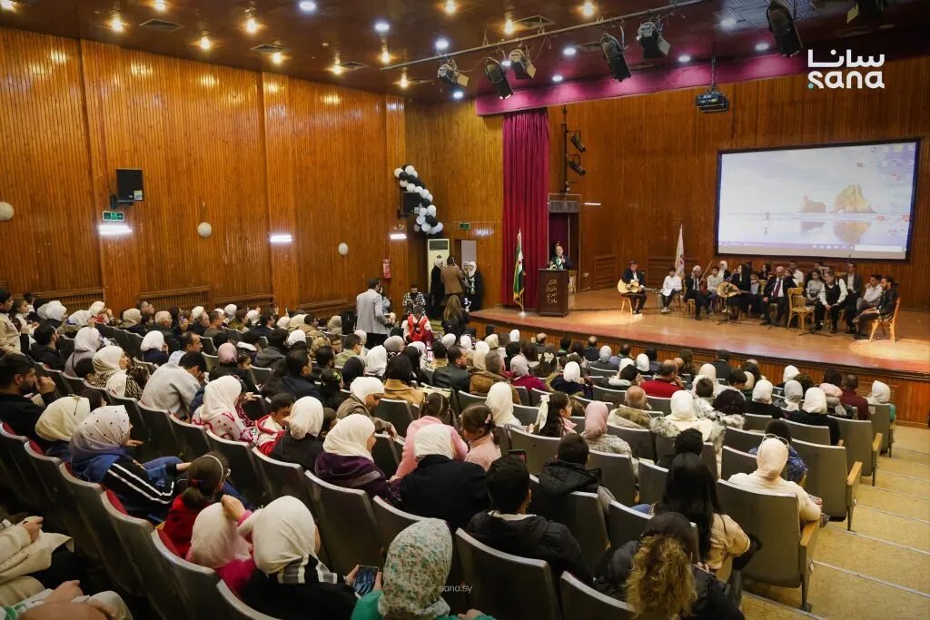 دمشق تحتفي بالذكرى الأولى للتحرير بمعرض فني يعكس الفرح والانتصار