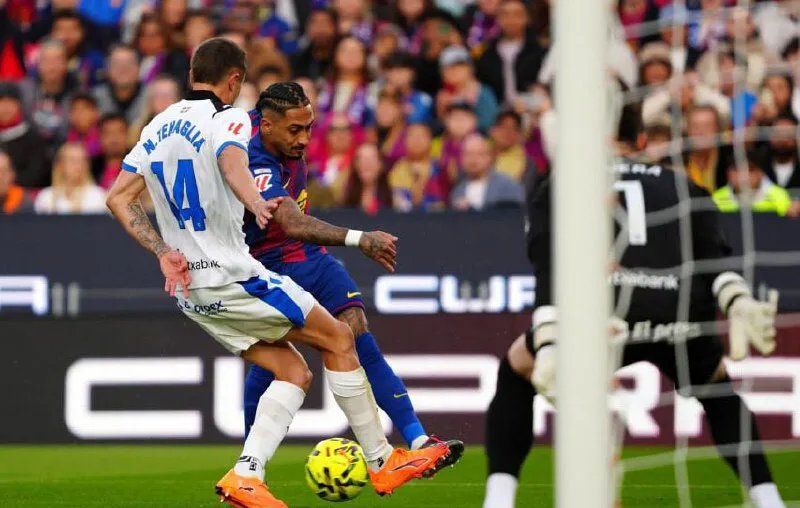 برشلونة ينتزع صدارة الليغا مؤقتاً بفوز صعب على ديبورتيفو آلافيس