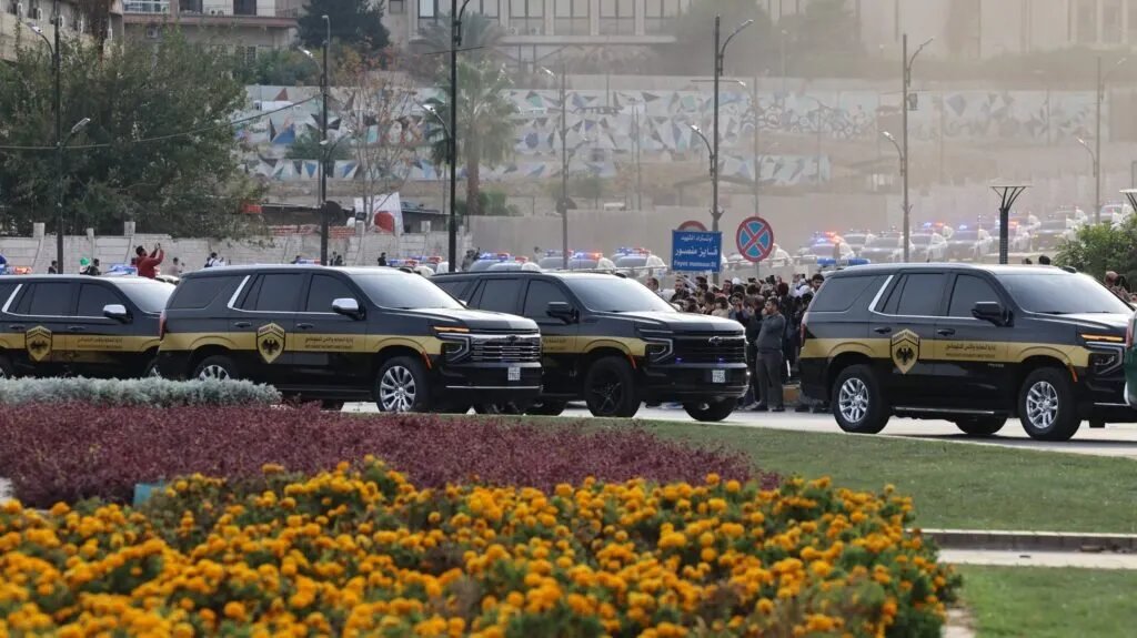 وزارة الداخلية السورية تكشف عن هوية بصرية جديدة لمركباتها في استعراض ضخم