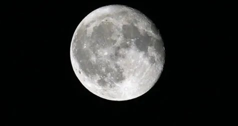 اكتشاف مذهل يعيد كتابة تاريخ القمر: نظائر الكبريت تكشف أسرارًا جديدة