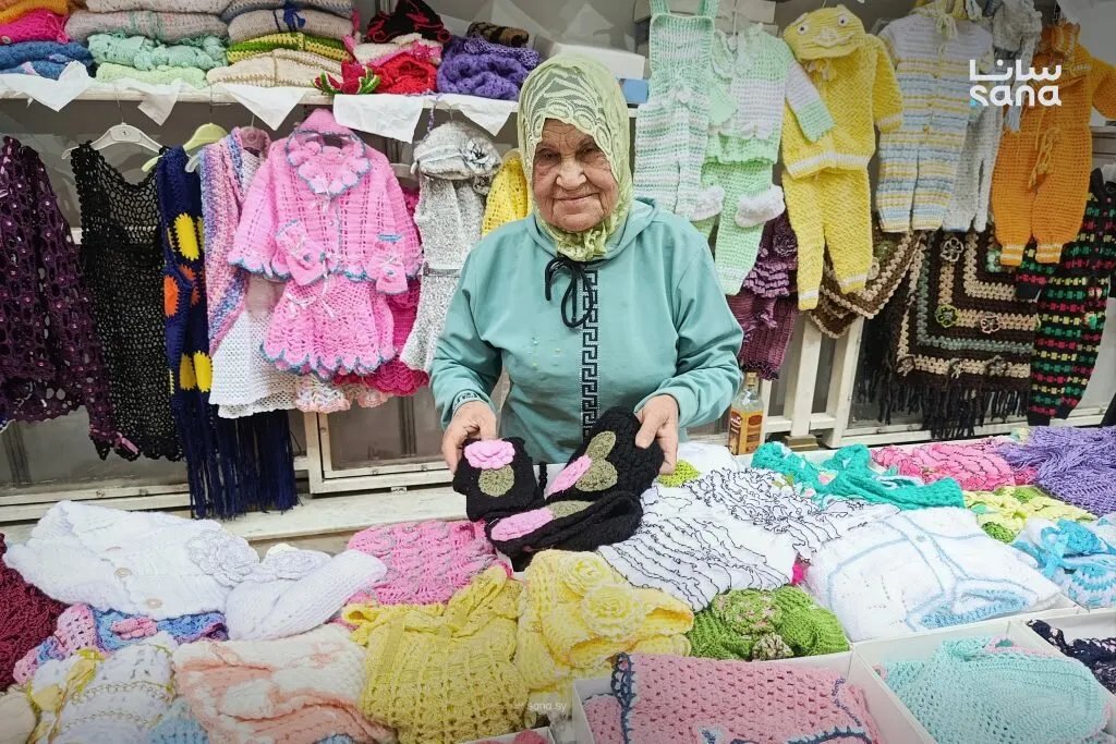 نعيمة المدخنة: سبعينية من يبرود تحوّل الكروشيه إلى قصة نجاح وإبداع مستدام