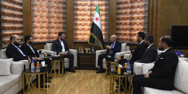 وزير النقل ومحافظ حماة يبحثان تحسين خدمات النقل وتسهيل معاملات المواطنين