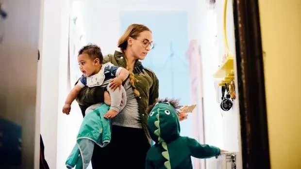 دراسة تكشف: العمل ملاذ للآباء والأمهات من ضغوط المنزل