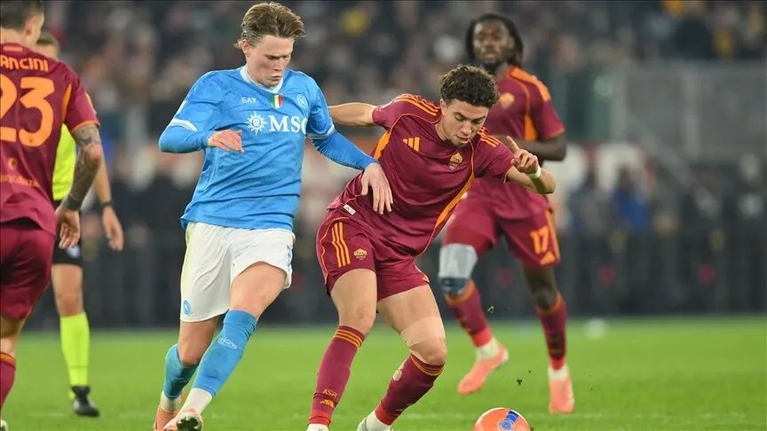 نابولي ينتزع فوزاً ثميناً من روما في قمة الدوري الإيطالي