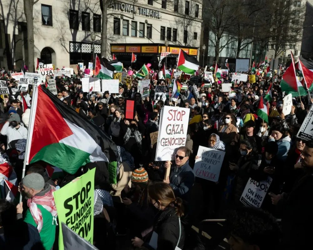 نيويورك: حشود متظاهرين تطالب بوقف إطلاق النار في غزة وحظر الأسلحة عن إسرائيل
