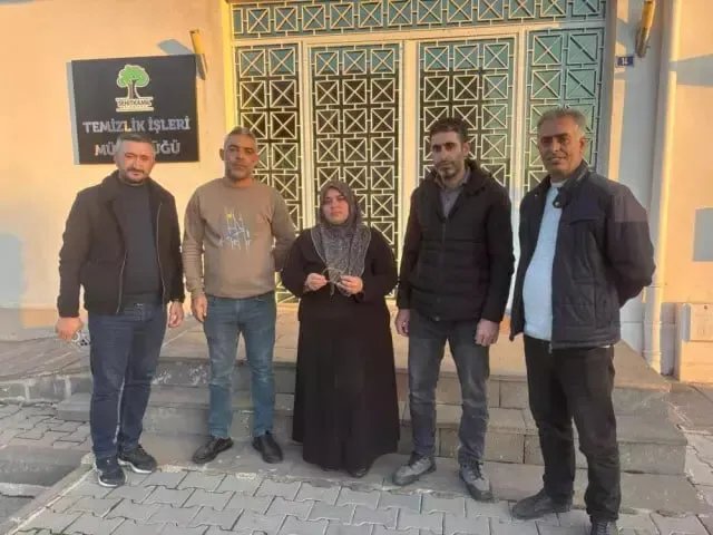 معجزة في غازي عنتاب: عامل نظافة يعيد مدخرات ذهبية لسيدة تركية ضاعت في 40 طناً من القمامة