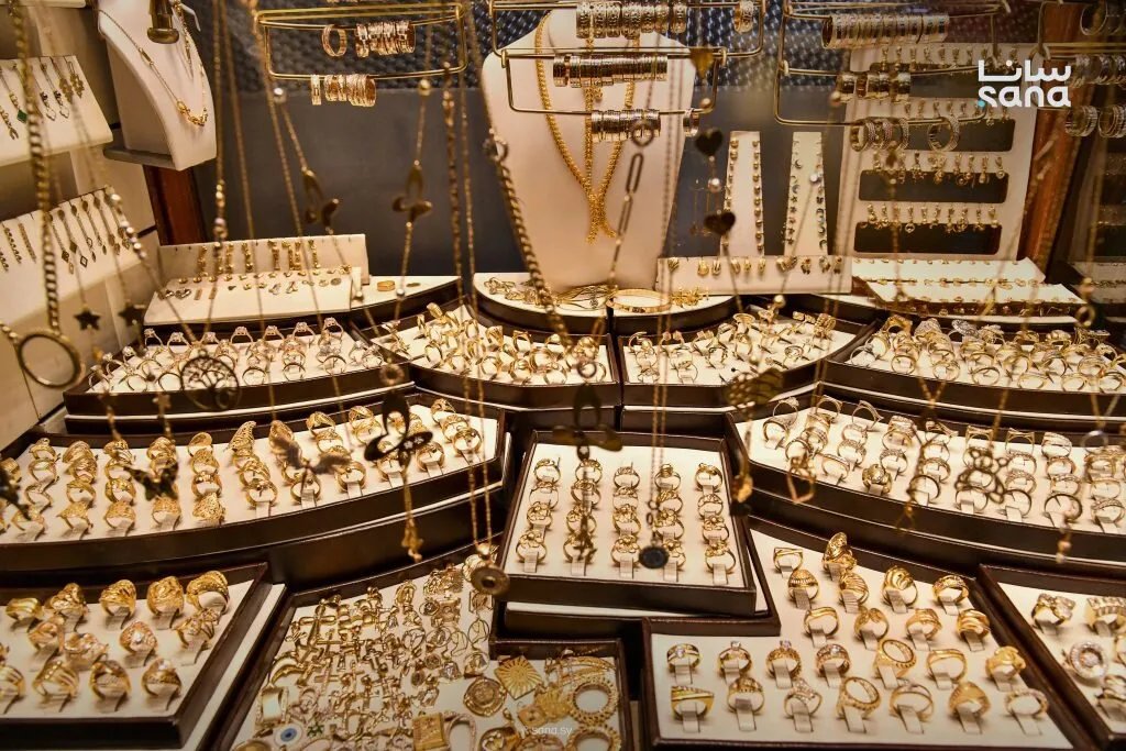 قفزة جديدة في أسعار الذهب في السوق السورية: ارتفاع يصل إلى 15 ألف ليرة للغرام