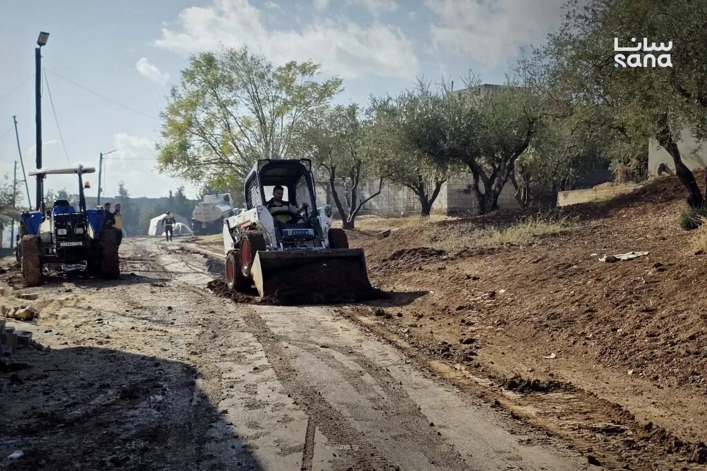 إعادة فتح الطريق بين حيالين ومحيطها في ريف حماة بعد إغلاقه بسبب الأمطار الغزيرة