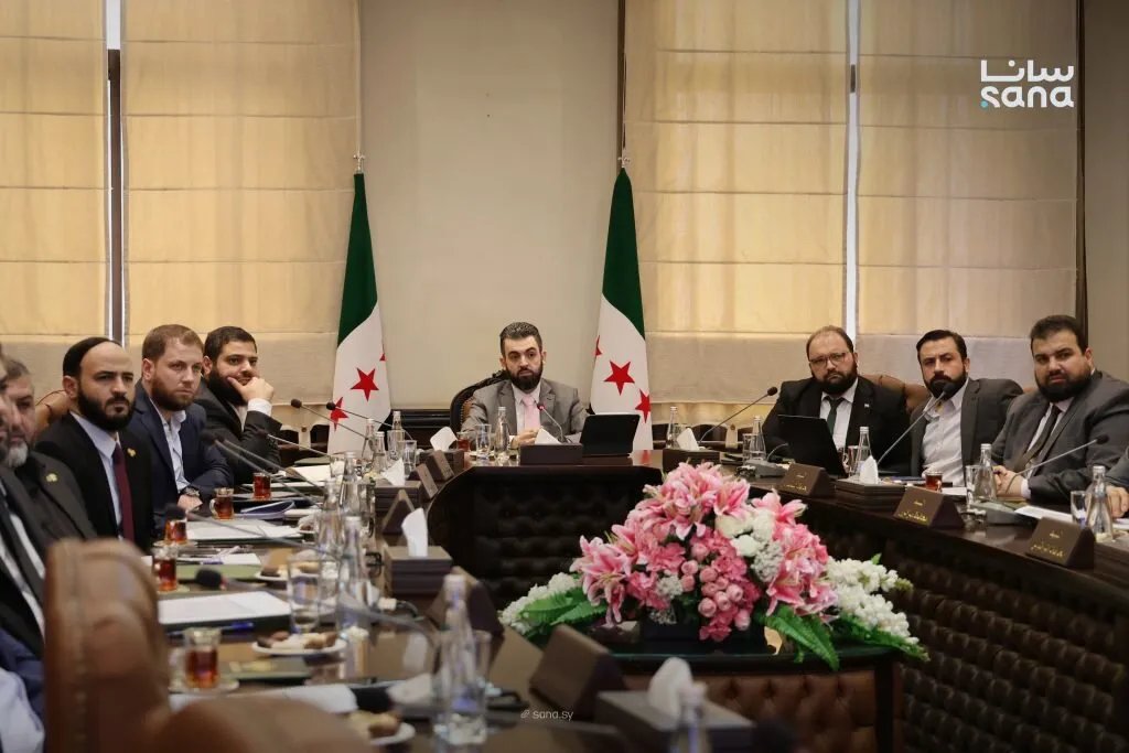 وزير الإدارة المحلية والمحافظون يبحثون خططاً استراتيجية لتعزيز الخدمات في سوريا