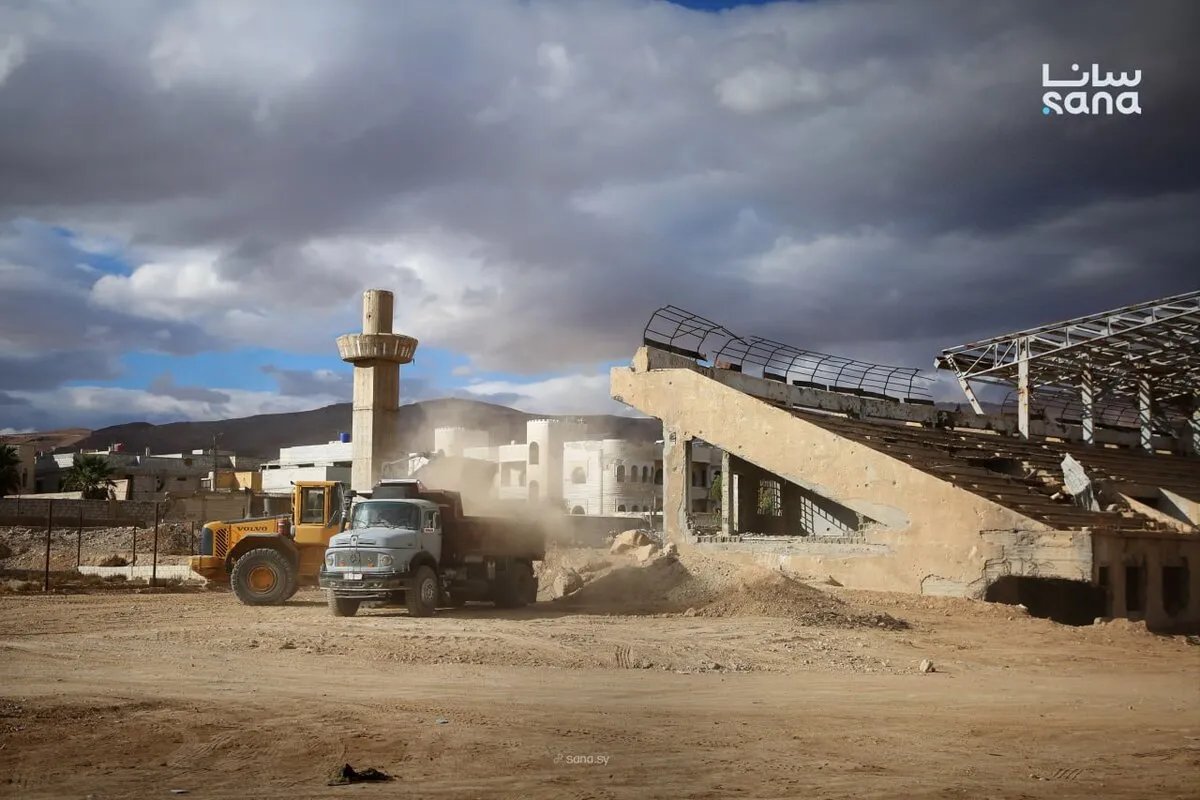 الدفاع المدني السوري يزيل الأنقاض من ملعب دوما بتمويل من مركز الملك سلمان للإغاثة