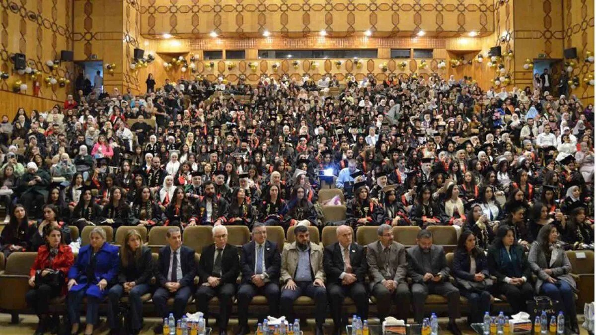 جامعة اللاذقية تحتفل بتخريج دفعة جديدة من صيادلة المستقبل: 260 خريجاً وخريجة