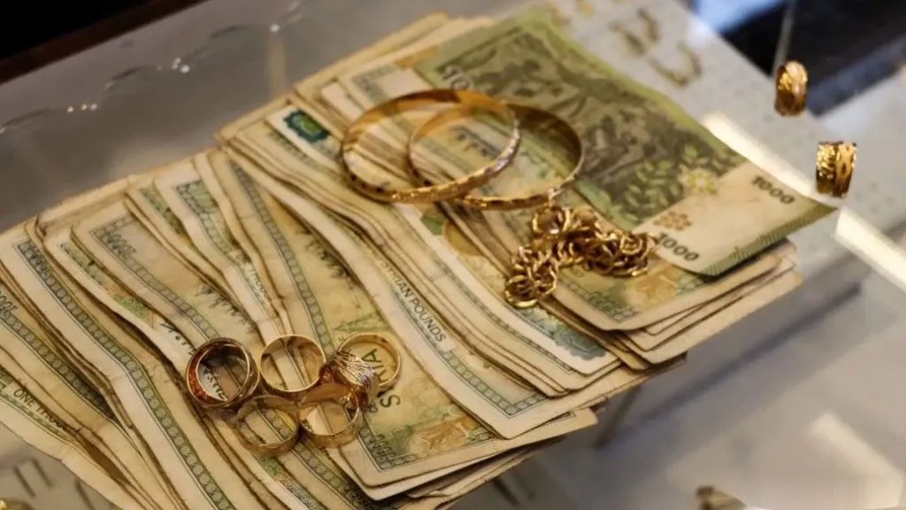 الليرة السورية تتراجع قليلًا والدولار يقفز في السوق الموازية.. والذهب يحافظ على مستوياته المرتفعة