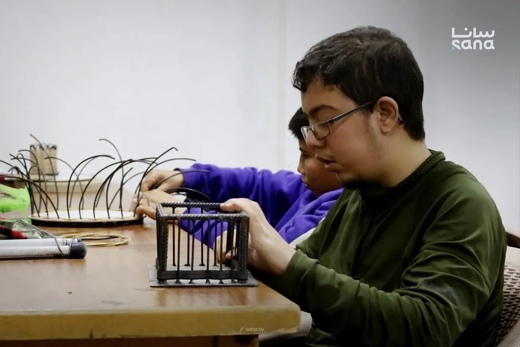 إدلب: مشروع "نسج بالبصيرة" يمكّن المكفوفين وذوي الهمم من خلال الحرف اليدوية