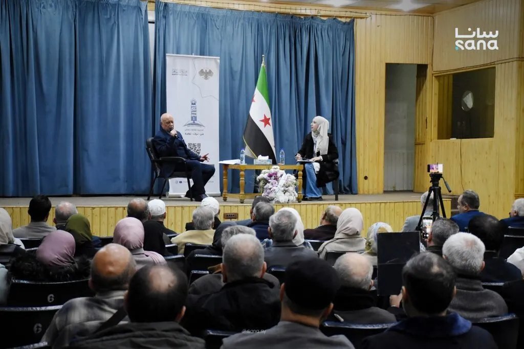 من سجون النظام إلى قاعة سامي الدروبي: محمد السباعي يروي وجع 27 عاماً خلف القضبان في أمسية حمصية