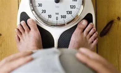 لماذا يتذبذب وزنك يومياً؟ اكتشف الأسباب الخفية وراء تقلبات الوزن اليومية