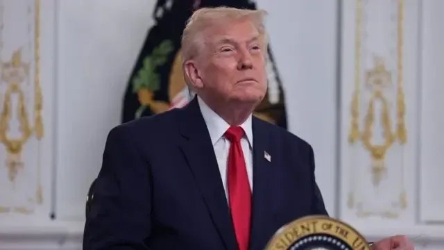 إدارة ترامب توقف طلبات الهجرة والجنسية لمواطني 19 دولة: مخاوف أمنية وراء القرار