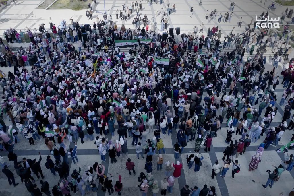 جامعة اللاذقية تحتفي بعيد التحرير: الطلاب يجددون العهد بالوفاء والصمود