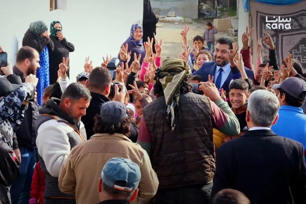 محافظ اللاذقية يتفقد مخيمات الساحل ويؤكد: عودة كريمة للأهالي إلى قراهم في جسر الشغور أولوية وطنية