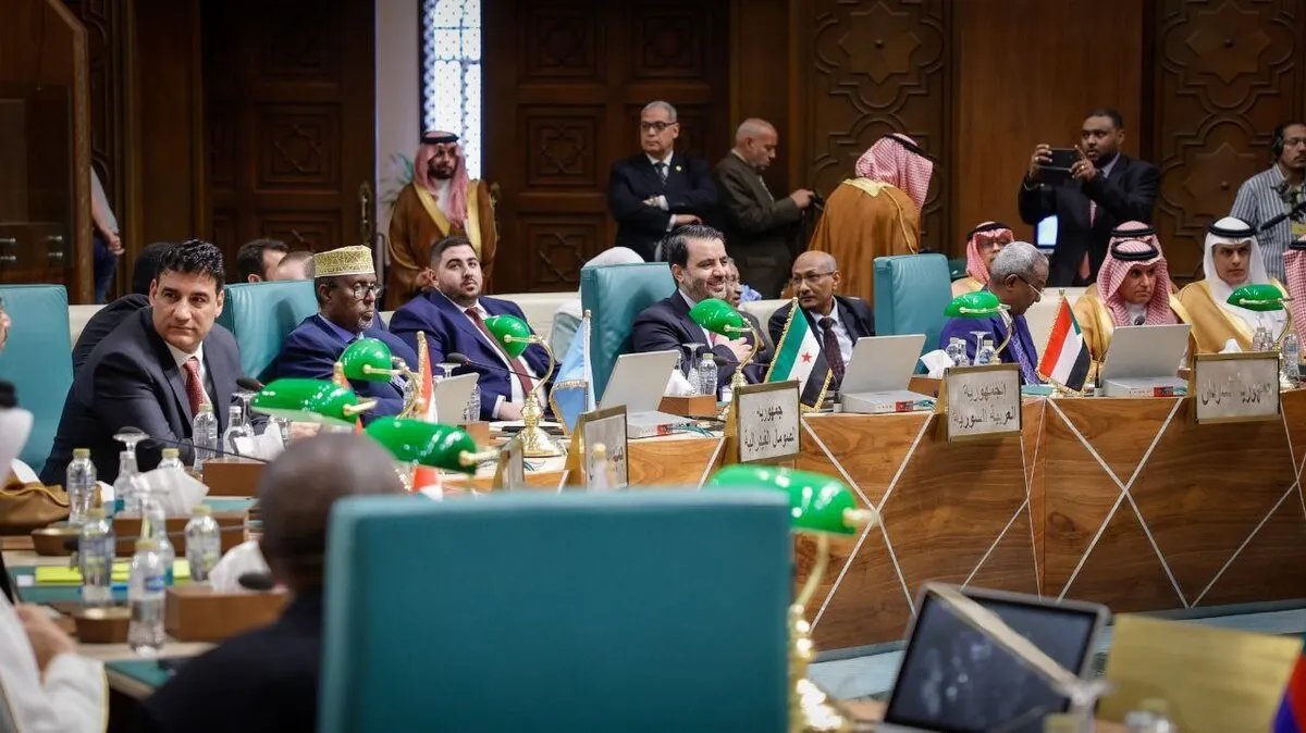 الجامعة العربية تتفق على دعم إعادة إعمار سوريا بمشاركة الشيباني