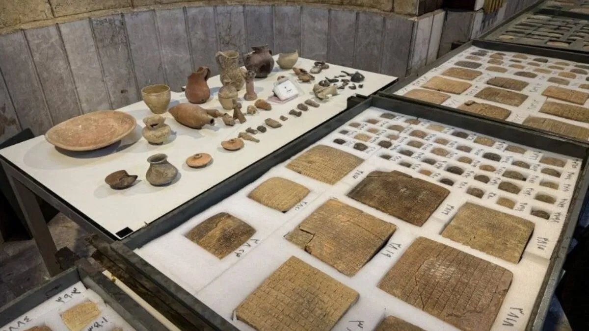 كنوز إدلب تعود: استعادة أكثر من 1400 قطعة أثرية تروي تاريخ الحضارات السورية