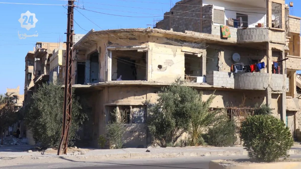 مع اقتراب الشتاء: عائلات دير الزور تعيش في منازل متضررة وسط ظروف معيشية قاسية