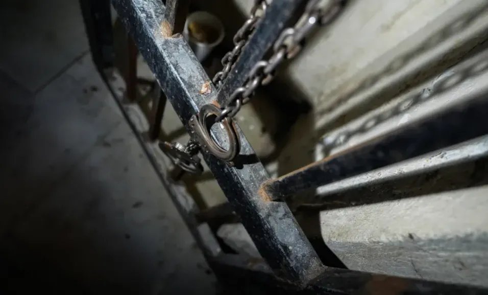 الصحفي "المستشرق" يواجه انتقادات لرفضه الكشف عن أسماء ضحايا التعذيب: "زمان الوصل" تتعهد بالمضي قدماً في كشف الحقائق