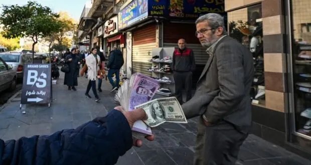 الليرة السورية تشهد تراجعاً طفيفاً مقابل الدولار والمصرف المركزي يواصل خطط إصدار العملة الجديدة