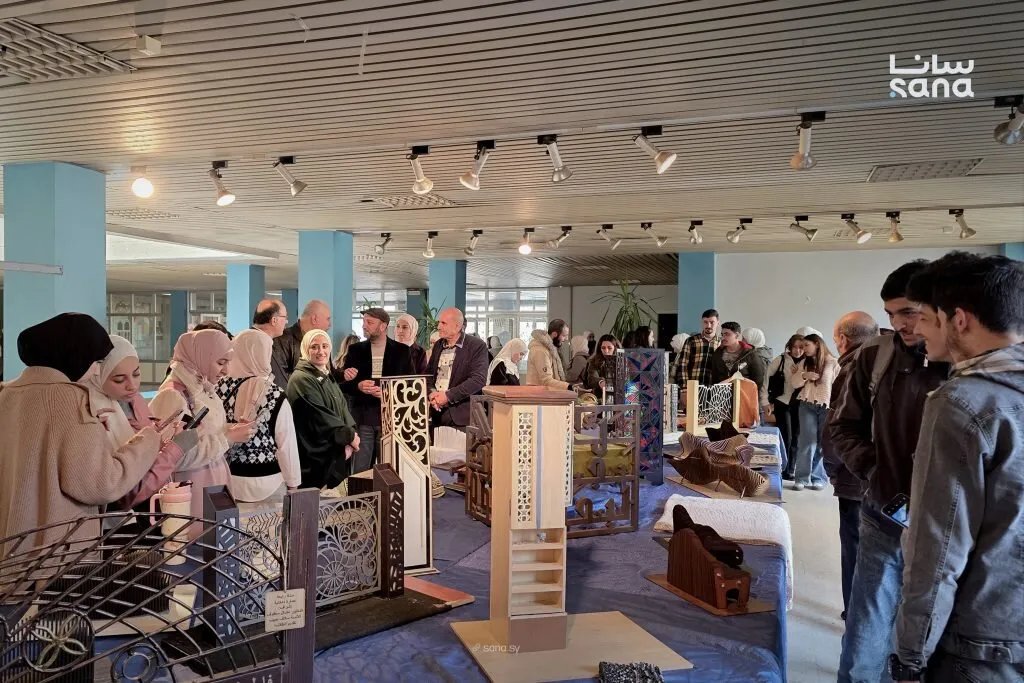 جامعة حمص تحتفي بالذكرى الأولى للتحرير بمعرض طلابي متميز