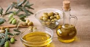 زيت الزيتون صباحاً: هل هو إكسير الصحة أم مجرد ترند على السوشيال ميديا؟
