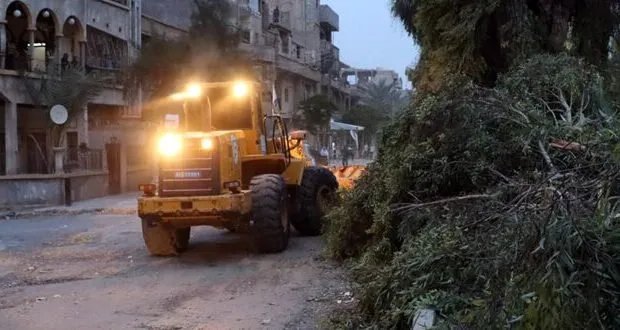 دير الزور تحت وطأة عاصفة هوائية تقتلع الأشجار وتعطل حركة المرور