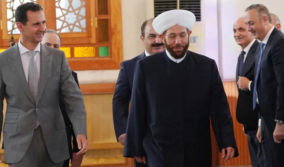 نجل مفتي بشار الأسد يكشف عن موقف والده من المظاهرات في رسالة موجهة للشرع (فيديو)