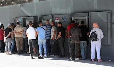 قيود على سحب الرواتب وإغلاق الفروع: المصارف اللبنانية تزيد الأعباء على الموظفين