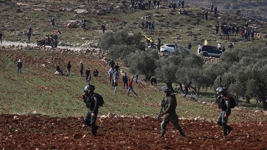 تصاعد الاعتداءات في الضفة الغربية: مستوطنون يستهدفون ممتلكات الفلسطينيين