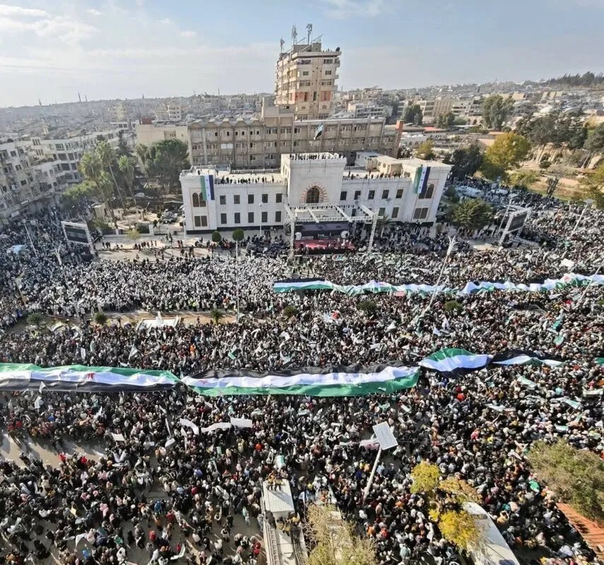 حماة تحتفل بذكرى التحرير: ساحة العاصي تكتظ بالبهجة والأمل بمستقبل سوريا