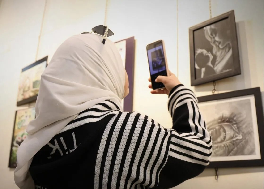 معرض "أيها التاريخ عدنا" في دمشق: احتفاء فني بالذكرى الأولى للتحرير