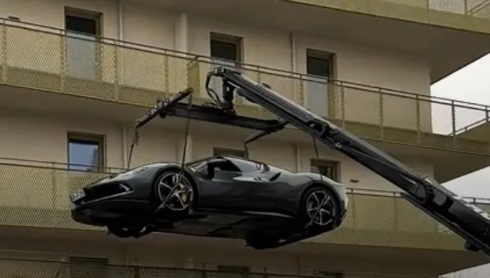 في فيينا: شاب نمساوي يضع سيارته الفيراري الفاخرة على شرفة منزله.. والشرطة تتدخل!