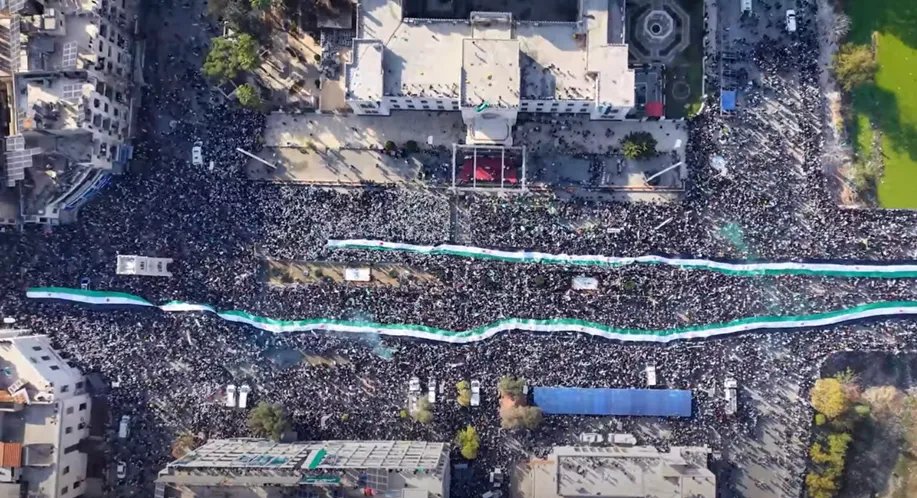 حماة تحتفل بالذكرى السنوية الأولى لتحريرها بمهرجان شعبي ضخم في ساحة العاصي