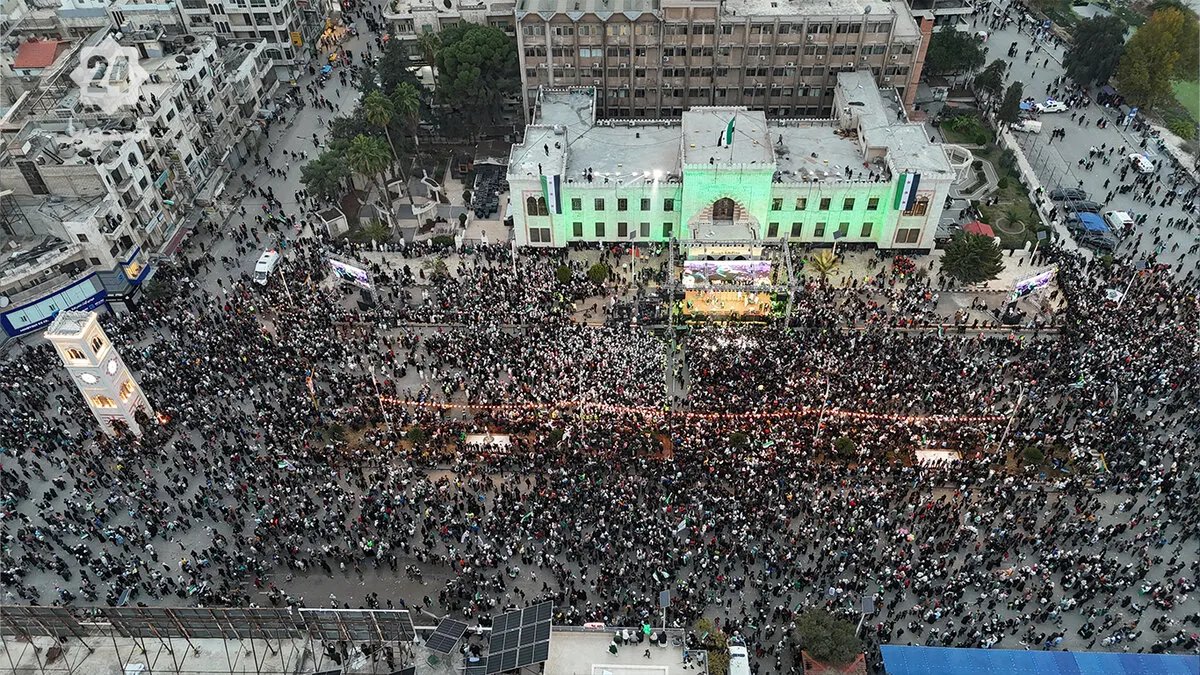 حماة تحتفل بالذكرى الأولى للتحرير بمظاهرة مليونية تجسد آمال المستقبل