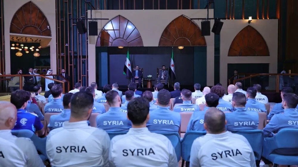 الرئيس الشرع يلتقي ببعثة المنتخب السوري لكرة القدم في الدوحة ويقدم دعمه