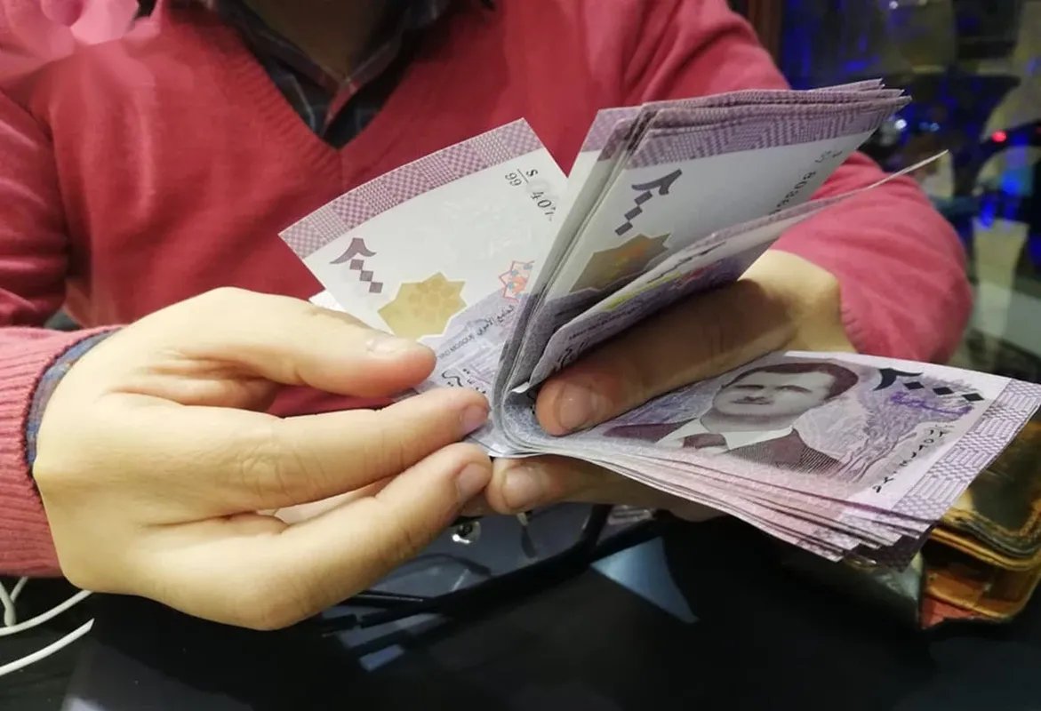 تدهور مستمر: الليرة السورية تسجل أرقامًا قياسية جديدة أمام الدولار والعملات الأجنبية اليوم الخميس