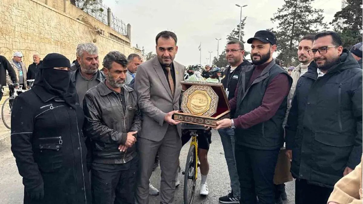 محافظ حلب يسلّم الخوذة الرمزية لمسير التحرير ويكرّم عائلات الشهداء