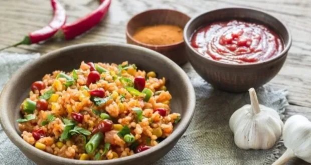 طريقة عمل الأرز المكسيكي بالخضار: وصفة سهلة وغنية بالنكهات