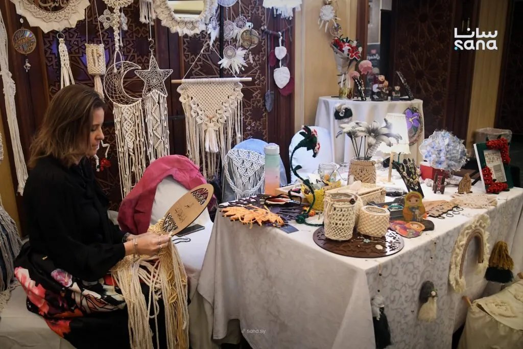من هواية إلى مصدر رزق: سيدة سورية تحول فن المكرميات إلى مشروع عائلي ناجح