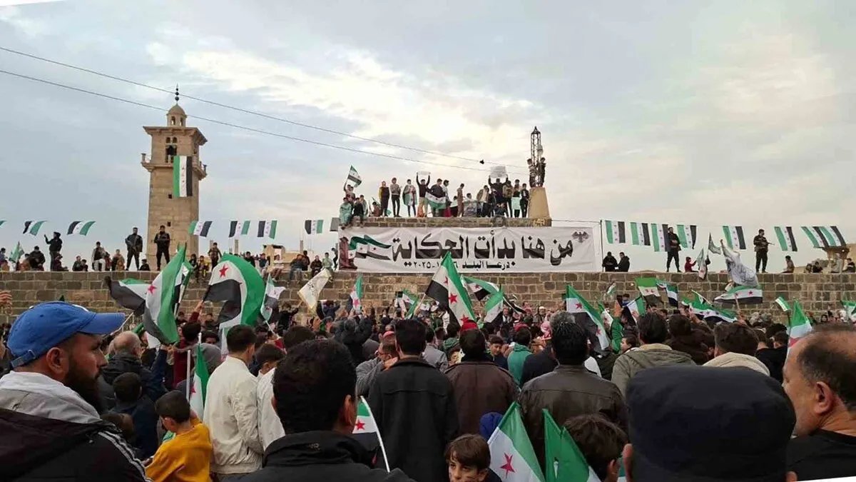 درعا تحتفل بالذكرى الأولى لتحريرها في ساحة الجامع العمري وسط أجواء من الفرح