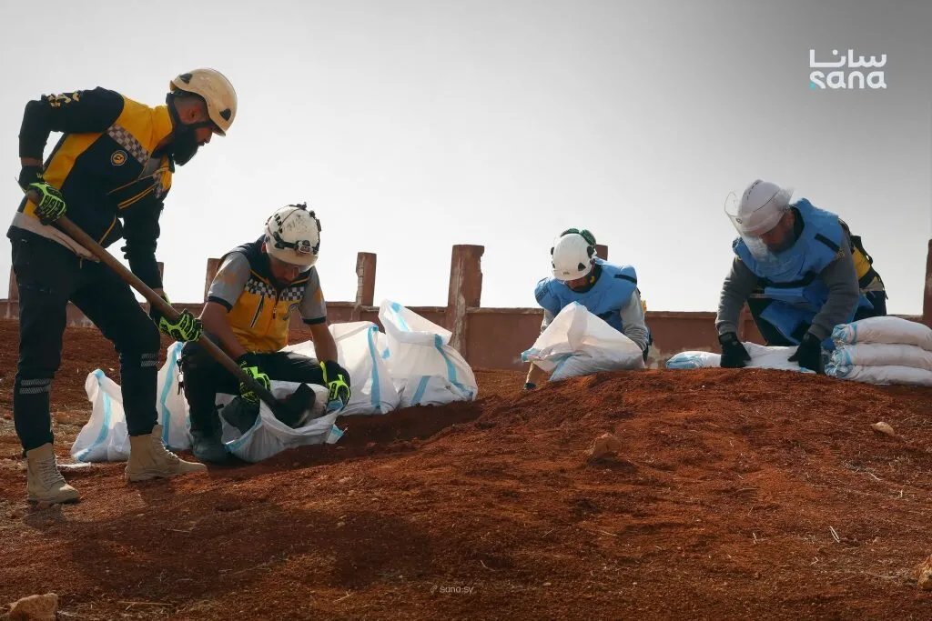 عام بعد التحرير: متطوعو الدفاع المدني يواصلون تطهير حلب من مخلفات الحرب