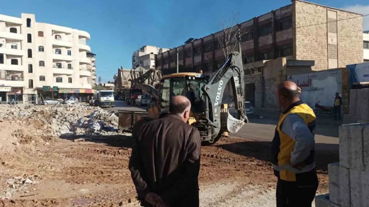 مجلس مدينة إدلب يواصل حملة إزالة الأنقاض: هدفنا تطهير المدينة والريف من آثار الدمار