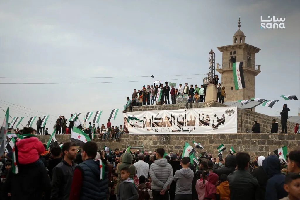 درعا البلد تحتفل بالذكرى الأولى لعيد التحرير أمام المسجد العمري