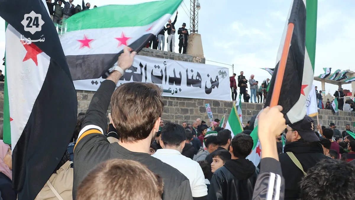 درعا تحتفل بـ"فجر التحرير" من المسجد العمري وتعلن عن آمال ببداية جديدة لسوريا